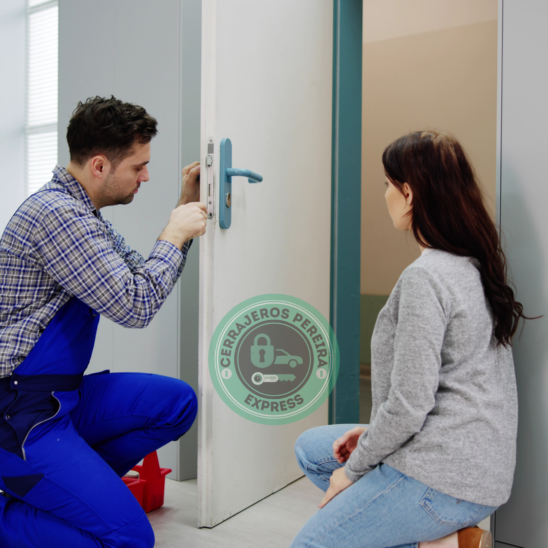 Cerrajero profesional abriendo una puerta residencial