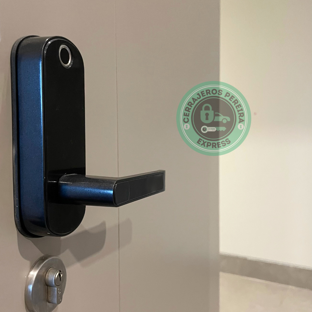 Cerradura de alta seguridad con múltiples pestillos instalada en una puerta